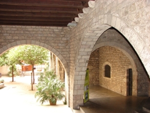 Patio medieval en el interior del Palau Major.