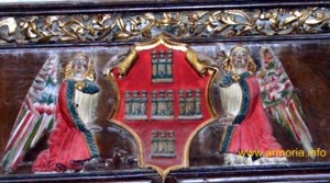 Escudo del obispo Fernández de Heredia, en un friso del interior de la catedral de Tortoda