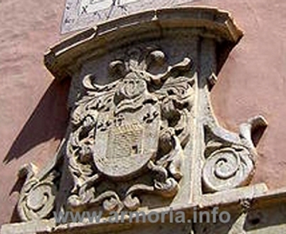 Detalle del escudo de los Casasús, de Alzira.