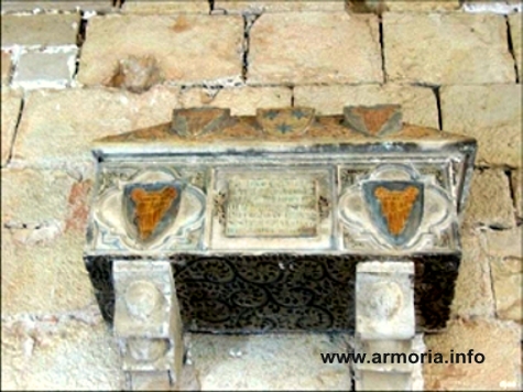 Sarcófago de un miembro de la familia Alenyá, en el claustro del monasterio de Poblet. S. XIV
