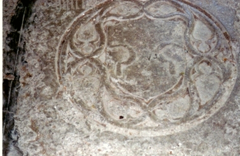 Lauda de sepulcral del canónigo Andreu Alfonsello en el suelo del claustro de la catedral de Girona. S. XVI.