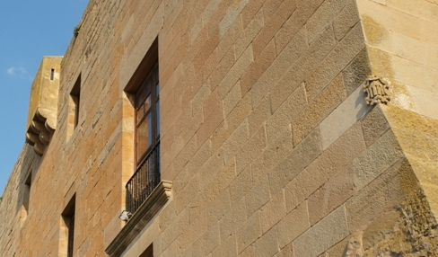 Escudo labrado en el castillo de Montsonis de los Pons.