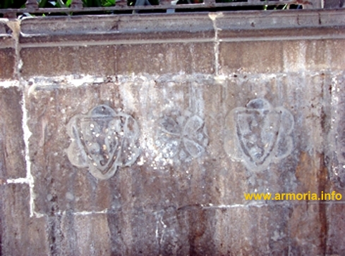 Escudo de los Sampsó situado en el antepecho del claustro de la catedral de Barcelona